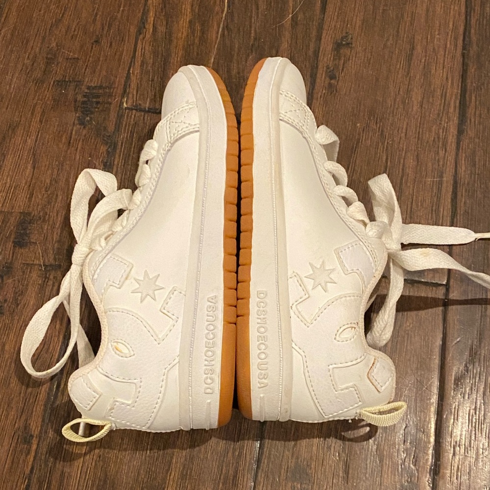 Kids sz 2 DC Court Graffik Model sneakers brand new